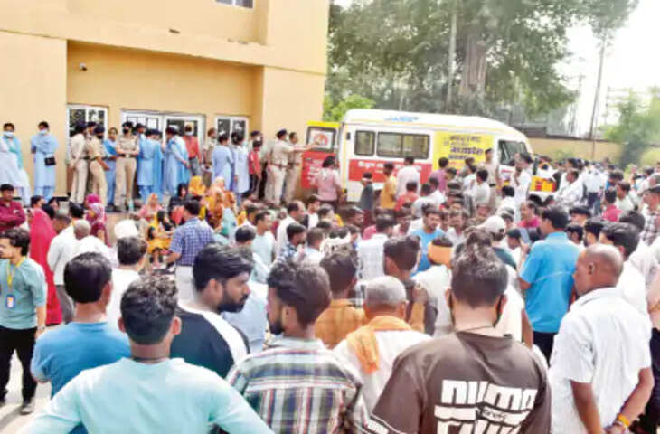शीतला माता मंदिर हादसा: ओटी में जिंदगी की जंग लड़ रहे पिता को नहीं पता कि बेटा और भाई की मौत हो गई