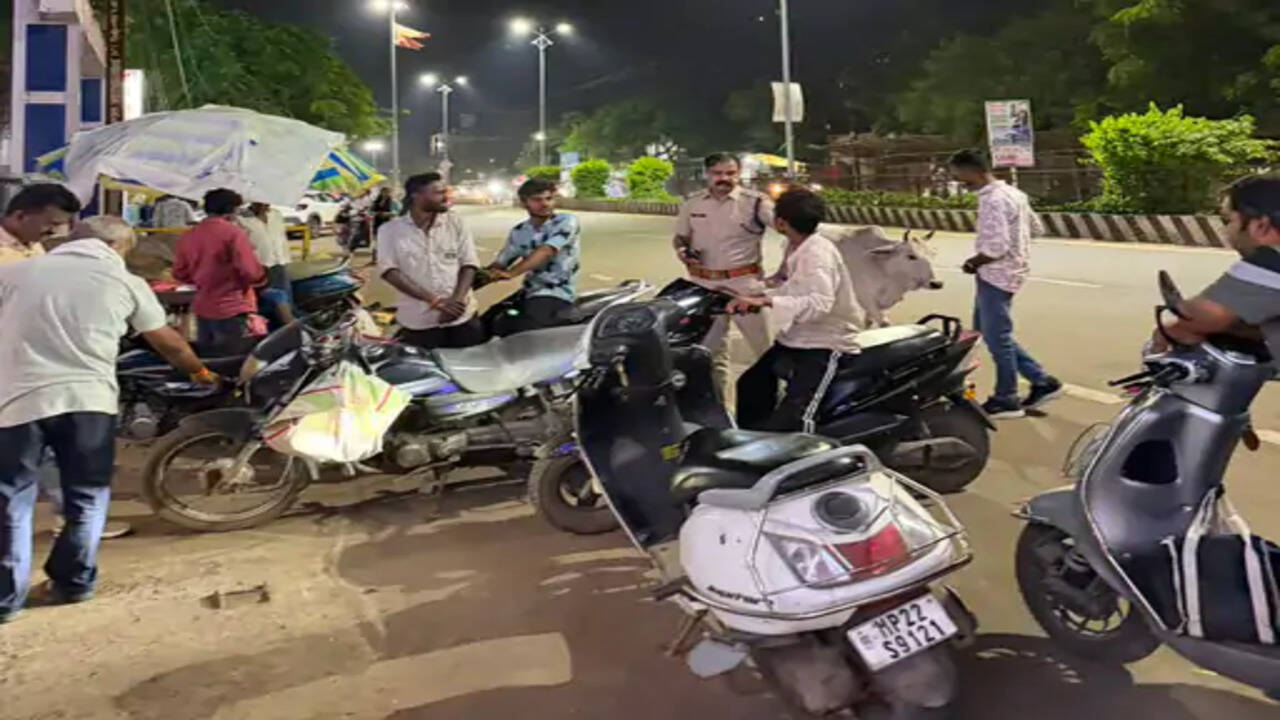 सिवनी में रात तक चला यातायात पुलिस का सघन अभियान, नियम तोड़ने वालों पर कार्रवाई