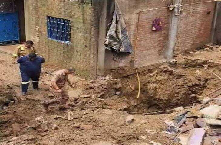 नहाकर बाथरूम से निकली 18 साल की यशी, फुटेज में देंखे आंगन धंसा और 25 फीट गहरे गड्ढे में समाई; 7 घंटे बाद निकाला, अस्पताल में मौत