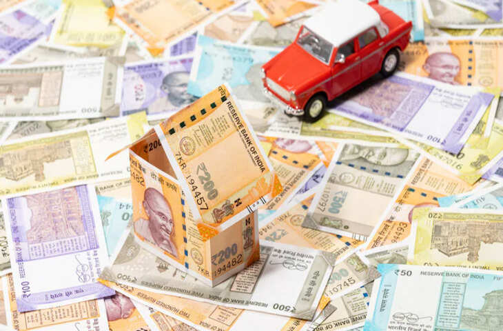 आप जब भी कोई सामान खरीदते हैं, तो अक्सर दुकानदार से 500 या 2000 रुपये का नोट देते हैं। इसके बाद दुकानदार वह नोट चेक करता है, ताकि यह सुनिश्चित किया जा सके कि वह नोट असली है या नकली। अगर आप ध्यान नहीं देंगे, तो कभी-कभी आपको भी नकली नोट मिल सकता है, और उस पर ध्यान देना मुश्किल हो सकता है। इसलिए यह बहुत जरूरी है कि आप जानें कि आपके पास जो नोट है, वह असली है या नकली।  हाल ही में, गृह मंत्रालय ने एक चेतावनी जारी की है, जिसमें बताया गया है कि बाजार में 500 रुपये के नकली नोट आ गए हैं, जो दिखने में बिल्कुल असली नोट जैसे ही होते हैं। ऐसे में, यह जानना बेहद जरूरी हो जाता है कि आप नकली नोट से कैसे बच सकते हैं और कैसे पहचान सकते हैं कि नोट असली है या नहीं।  नकली नोटों की पहचान कैसे करें? गृह मंत्रालय की ओर से जारी की गई चेतावनी के मुताबिक, 500 रुपये के नकली नोटों में एक बहुत बड़ी मिस्टेक पाई गई है, जिसे पहचानकर आप नकली नोट से बच सकते हैं। असली 500 रुपये के नोटों पर "RESERVE BANK OF INDIA" लिखा होता है। लेकिन नकली नोटों में "E" की जगह "A" लिखा गया है। यही एक अहम फर्क है, जिसे देख कर आप आसानी से पता कर सकते हैं कि नोट असली है या नकली।  यह भी रखें ध्यान हालांकि, सिर्फ "RESERVE BANK OF INDIA" का नाम गलत होने से ही नकली नोट का पता नहीं चलता। कई बार नकली नोट ऐसे भी होते हैं, जिनमें रिजर्व बैंक ऑफ इंडिया का नाम सही होता है। इसलिए, सिर्फ नाम के आधार पर ही नोट की पहचान नहीं करनी चाहिए।  एक और तरीका है, जिससे आप आसानी से असली और नकली नोट में फर्क कर सकते हैं। 500 और 2000 रुपये के नोटों पर जो रकम लिखी होती है (जैसे 500 या 2000), उसे थोड़ा झुका कर देखें। असली नोट में जब आप उसे झुकाते हैं, तो रंग हरे से नीला हो जाता है। अगर ऐसा नहीं होता है, तो समझ जाइए कि नोट नकली हो सकता है। यह तरीका बहुत ही आसान और कारगर है, जिससे आप नोट की असली पहचान कर सकते हैं।  सुरक्षा फीचर्स का ध्यान रखें आपको हमेशा ध्यान रखना चाहिए कि नोटों में विभिन्न सुरक्षा फीचर्स होते हैं, जैसे वाटरमार्क, सिक्योरिटी थ्रेड, और माइक्रो-प्रिंटिंग, जो केवल असली नोटों में होते हैं। इन सुरक्षा फीचर्स को देख कर भी आप असली और नकली नोट में फर्क कर सकते हैं।  वाटरमार्क: 500 और 2000 रुपये के नोटों में एक विशेष वाटरमार्क होता है, जो नोट को सामने लाकर देख सकते हैं।  सिक्योरिटी थ्रेड: असली नोट में सिक्योरिटी थ्रेड होता है, जो हल्का दिखाई देता है और झुकाने पर उसका रंग बदलता है।  माइक्रो-प्रिंटिंग: नोट के किनारों पर माइक्रो-प्रिंटिंग होती है, जो सिर्फ एक लेंस से ही नजर आती है।  नकली नोट से बचने के उपाय नोट को गौर से देखें: हमेशा नोटों को गौर से देखें और सुरक्षा फीचर्स की जांच करें।  झुका कर देखें: जैसे कि हमने पहले बताया, नोट को थोड़ा झुका कर देखें, अगर रंग बदलता है तो वह असली होगा।  स्मार्टफोन का इस्तेमाल करें: कुछ स्मार्टफोन एप्लिकेशन भी हैं, जो आपको नोट की जांच करने में मदद कर सकती हैं।  निष्कर्ष बाजार में नकली नोटों का चलन बढ़ गया है, लेकिन अगर आप थोड़ी सी सतर्कता बरतें तो आप आसानी से असली और नकली नोट में फर्क कर सकते हैं। गृह मंत्रालय की चेतावनी और दिए गए उपायों के अनुसार, आप अपने पैसे को सुरक्षित रख सकते हैं और नकली नोट से बच सकते हैं। हमेशा नोट की जांच करें और यदि आपको संदेह हो तो उसे बदलवाने का प्रयास करें।