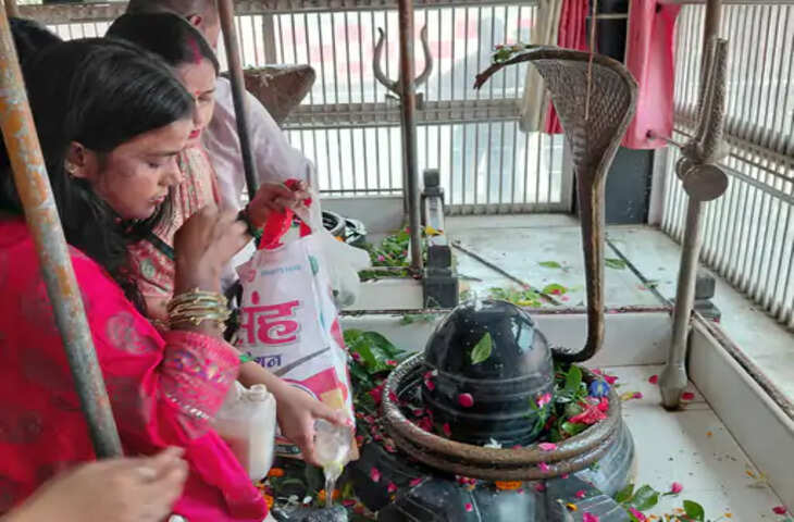 सावन के पहले सोमवार पर फर्रुखाबाद के शिवालयों में उमड़ी आस्था, बम-बम भोले के जयकारों से गूंजे मंदिर