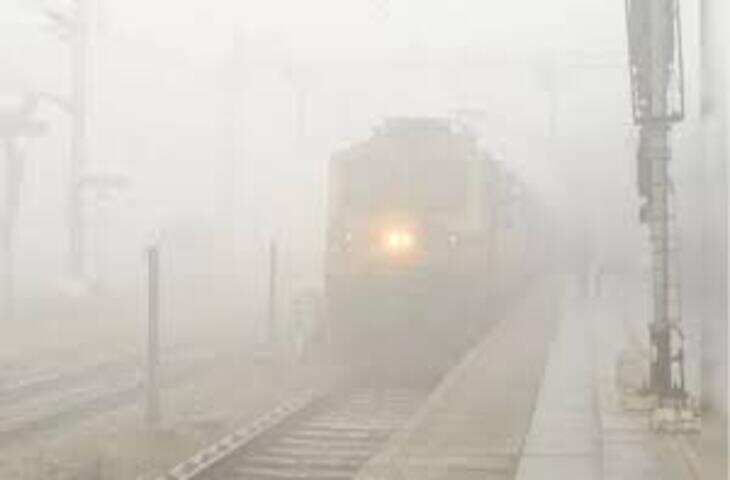 दिल्ली में कड़ाके की ठंड का असर रेलवे परिचालन पर, 70 से अधिक ट्रेनें घंटों लेट, यात्री बेहाल