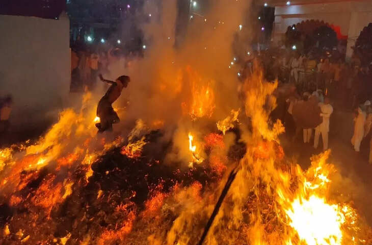 Mathura Viral Video: होलिका दहन के दौरान &lsquo;प्रहलाद&rsquo; बना युवक आग में कूदा, देखिए हैरान कर देने वाला दृश्य