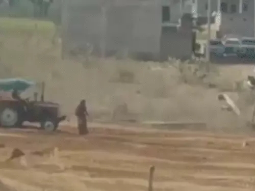 झुंझुनूं में सास-बहू की बहादुरी, जमीन पर कब्जा करने आए बदमाशों को खदेड़ा, देखें घटना का वीडियो वायरल