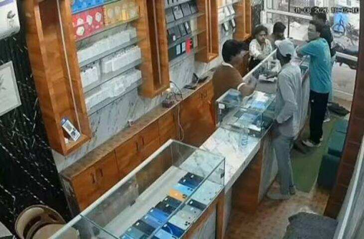 शिवपुरी में मोबाइल दुकान से 90 हजार के दो iPhone चोरी, ग्राहक बनकर आया युवक; CCTV में कैद हुई वारदात