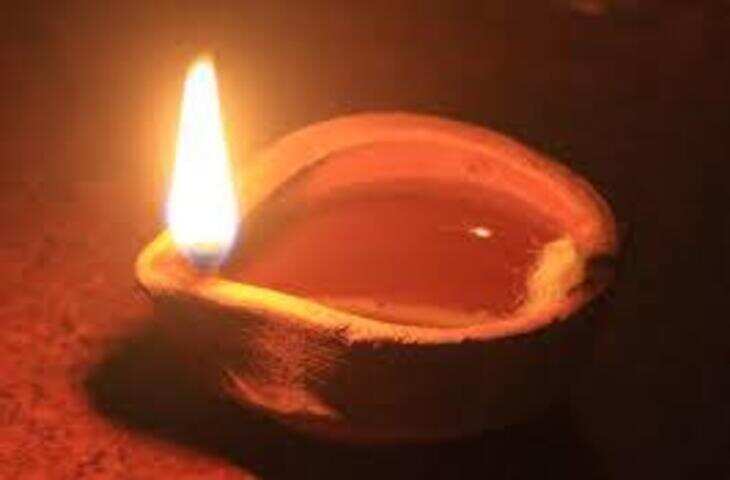 Vastu Tips: पूजा में दीपक की बत्ती किस दिशा में रखें? जानें वास्तु शास्त्र के अनुसार सही नियम