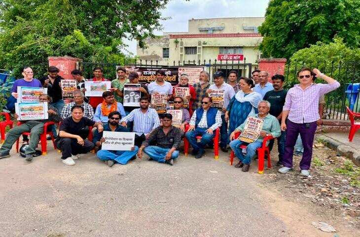 जयपुर में कलाकारों का आंदोलन: रविंद्र मंच के गेट पर लगा ताला, वीडियो में जाने बाहर सड़क पर शुरू किया क्रमिक अनशन