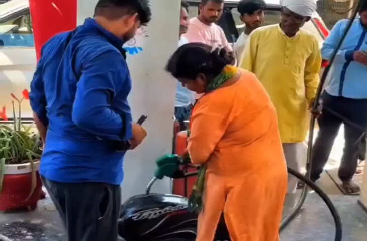 Video Viral: बोतल में नहीं मिल रहा पेट्रोल, तो बाइक की टंकी लेकर ही पेट्रोल पम्प पर पहुंच गया युवक&nbsp;