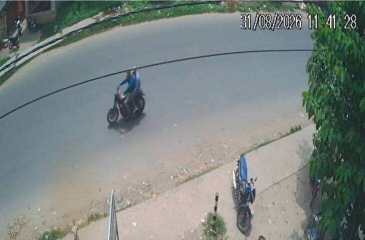 पुलिसकर्मी बनकर बाइक सवार को रोका, एसपी का आदेश बताकर उतरवाए गहने; कागज की पुड़िया देकर हुए फरार