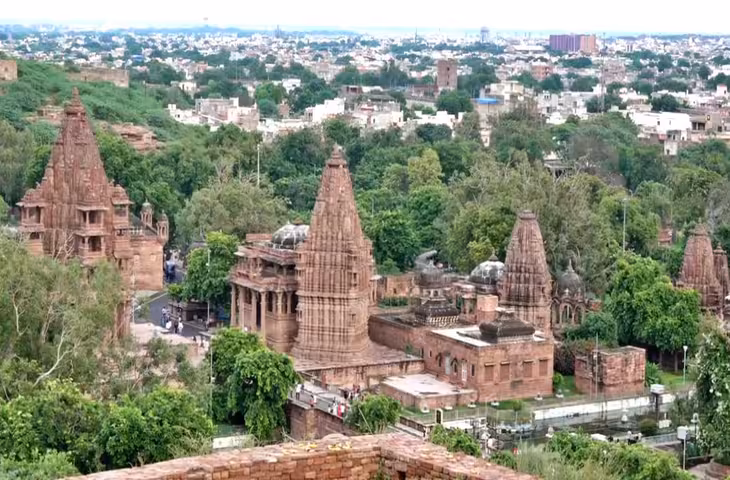 राजस्थान अपनी अनोखी लोक परंपराओं और धार्मिक मान्यताओं के लिए देशभर में प्रसिद्ध है। आमतौर पर दशहरे के दिन भगवान राम की विजय के प्रतीक के रूप में रावण, कुंभकर्ण और मेघनाद के पुतले जलाए जाते हैं। लेकिन राजस्थान में एक ऐसी जगह भी है, जहां रावण को बुराई का प्रतीक मानकर उसका दहन नहीं किया जाता, बल्कि उसकी पूजा की जाती है।  राजस्थान के जोधपुर जिले के मंडोर क्षेत्र से रावण पूजा की परंपरा जुड़ी हुई बताई जाती है। यहां रावण को लेकर स्थानीय मान्यताएं आम धारणा से अलग हैं। कुछ समुदाय रावण को अपने कुल और परंपरा से जोड़कर देखते हैं और दशहरे के अवसर पर उसकी पूजा करते हैं।  रावण को मानते हैं विद्वान और शिव भक्त स्थानीय मान्यताओं के अनुसार रावण केवल लंका का राजा ही नहीं था, बल्कि वह महान विद्वान और भगवान शिव का परम भक्त भी था। रावण को वेदों और शास्त्रों का ज्ञाता तथा संगीत का जानकार माना जाता है। इसी कारण कुछ समुदाय उसके व्यक्तित्व के इन पहलुओं को सम्मान की दृष्टि से देखते हैं।  जोधपुर से जुड़ी एक मान्यता यह भी है कि रावण का विवाह मंडोर की राजकुमारी मंदोदरी से हुआ था। इसी वजह से कुछ स्थानीय लोग रावण को अपनी ऐतिहासिक और पारिवारिक परंपरा से जोड़ते हैं।  दशहरे पर नहीं होता रावण दहन जहां देश के अधिकांश हिस्सों में दशहरे पर रावण के पुतले का दहन किया जाता है, वहीं रावण को पूजनीय मानने वाले समुदायों में इस दिन अलग तरह की परंपरा देखने को मिलती है। लोग रावण की प्रतिमा या मंदिर में पूजा-अर्चना करते हैं और उसके विद्वान तथा शिव भक्त स्वरूप को याद करते हैं।  हालांकि, यह परंपरा पूरे राजस्थान में नहीं है। यह कुछ विशेष स्थानीय समुदायों और क्षेत्रों की धार्मिक एवं सांस्कृतिक मान्यताओं से जुड़ी हुई है।  राजस्थान में ही क्यों अलग है परंपरा? राजस्थान में अलग-अलग क्षेत्रों की लोक संस्कृति और परंपराओं में काफी विविधता है। यहां किसी ऐतिहासिक या पौराणिक पात्र को लेकर स्थानीय मान्यताएं व्यापक धार्मिक परंपरा से अलग हो सकती हैं। रावण पूजा भी ऐसी ही लोक परंपराओं का उदाहरण है।  रावण को लेकर धार्मिक ग्रंथों में उसके कई रूपों का वर्णन मिलता है। एक ओर वह रामायण का प्रमुख प्रतिपक्षी है, वहीं दूसरी ओर उसे शिव का भक्त, विद्वान और शक्तिशाली राजा भी बताया गया है। स्थानीय परंपराओं में इसी दूसरे पक्ष को अधिक महत्व दिया जाता है।  आस्था और परंपरा का अनोखा मेल रावण की पूजा की यह परंपरा भारतीय संस्कृति की विविधता को दर्शाती है। यहां एक ही पात्र को अलग-अलग समुदाय अपनी मान्यताओं और परंपराओं के अनुसार अलग नजरिए से देखते हैं।  इसलिए राजस्थान में रावण पूजा को केवल &lsquo;अजीब प्रथा&rsquo; के तौर पर देखने के बजाय स्थानीय इतिहास, लोकविश्वास और सांस्कृतिक परंपराओं के संदर्भ में समझना अधिक उचित है। दशहरे के दौरान जहां अधिकांश स्थानों पर रावण दहन होता है, वहीं कुछ जगहों पर उसकी पूजा की परंपरा आज भी लोगों की आस्था का हिस्सा बनी हुई है।