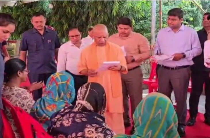 जनता की शिकायतों में लापरवाही पर अफसरों को सीएम योगी की चेतावनी, बोले- कार्रवाई के लिए रहें तैयार