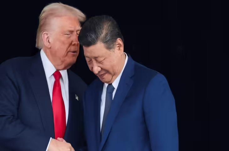 Donald Trump और Xi Jinping की बहुप्रतीक्षित मुलाकात से पहले पूरी दुनिया की नजर अमेरिका और चीन के रिश्तों पर टिकी हुई है। दोनों देशों के बीच होने वाली इस हाई-प्रोफाइल बैठक में ट्रेड वॉर, चिप टेक्नोलॉजी, ताइवान, ईरान और होर्मुज स्ट्रेट जैसे कई संवेदनशील मुद्दों पर चर्चा होने की संभावना जताई जा रही है।  मीडिया रिपोर्ट्स के मुताबिक अमेरिकी राष्ट्रपति डोनाल्ड ट्रंप चीन दौरे पर पहुंच रहे हैं, जहां उनकी चीनी राष्ट्रपति शी जिनपिंग के साथ अहम वार्ता होगी। माना जा रहा है कि यह बैठक केवल अमेरिका-चीन संबंधों तक सीमित नहीं रहेगी, बल्कि इसका असर वैश्विक राजनीति और अर्थव्यवस्था पर भी पड़ सकता है।  विशेषज्ञों का कहना है कि दोनों देशों के बीच सबसे बड़ा मुद्दा ट्रेड और टेक्नोलॉजी का बना हुआ है। अमेरिका लंबे समय से चीन पर अनुचित व्यापारिक नीतियों और टेक्नोलॉजी ट्रांसफर को लेकर आरोप लगाता रहा है। वहीं चीन अमेरिकी प्रतिबंधों और चिप टेक्नोलॉजी पर लगाई गई रोक को लेकर नाराज रहा है। ऐसे में इस बैठक में सेमीकंडक्टर और एआई टेक्नोलॉजी पर भी बड़ी चर्चा होने की उम्मीद है।  इसके अलावा ईरान और होर्मुज स्ट्रेट का मुद्दा भी इस मुलाकात के केंद्र में माना जा रहा है। हाल के महीनों में मध्य पूर्व में बढ़ते तनाव और ईरान से जुड़े संघर्षों ने वैश्विक ऊर्जा बाजार को प्रभावित किया है। रिपोर्ट्स के अनुसार होर्मुज स्ट्रेट में बढ़ते संकट ने अमेरिका और चीन दोनों की चिंताएं बढ़ा दी हैं, क्योंकि यह दुनिया के सबसे महत्वपूर्ण तेल व्यापार मार्गों में से एक है।  अमेरिकी विदेश विभाग के हवाले से सामने आई जानकारी में कहा गया है कि अमेरिका और चीन दोनों इस बात पर सहमत हैं कि किसी भी देश को होर्मुज स्ट्रेट जैसे अंतरराष्ट्रीय समुद्री मार्गों पर टोल या नियंत्रण स्थापित करने की अनुमति नहीं दी जानी चाहिए।  विश्लेषकों का मानना है कि ईरान संकट के बीच चीन की भूमिका बेहद अहम हो सकती है, क्योंकि चीन ईरानी तेल का बड़ा आयातक है। वहीं अमेरिका चाहता है कि चीन क्षेत्रीय स्थिरता बनाए रखने में सहयोग करे। हालांकि ट्रंप ने हाल ही में कहा था कि उन्हें ईरान मुद्दे को सुलझाने के लिए चीन की मदद की जरूरत नहीं है।  वैश्विक बाजार भी इस बैठक पर करीबी नजर बनाए हुए हैं। तेल की कीमतों में उतार-चढ़ाव और ट्रेड तनाव के कारण निवेशकों में चिंता बनी हुई है। विशेषज्ञों का कहना है कि अगर अमेरिका और चीन के बीच किसी बड़े समझौते के संकेत मिलते हैं, तो इसका सकारात्मक असर अंतरराष्ट्रीय बाजारों पर पड़ सकता है।  फिलहाल ट्रंप और शी जिनपिंग की यह मुलाकात दुनिया की सबसे अहम कूटनीतिक बैठकों में से एक मानी जा रही है। अब सबकी नजर इस बात पर है कि दोनों नेता वैश्विक तनाव, व्यापार और सुरक्षा से जुड़े मुद्दों पर किस तरह का रुख अपनाते हैं।