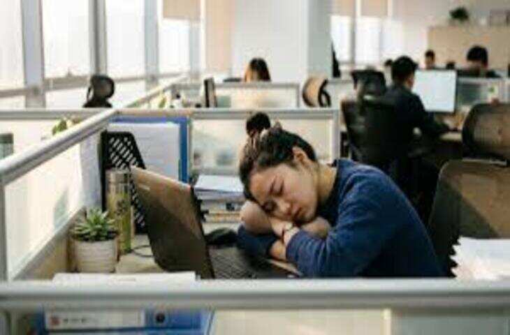 कम सैलरी का अनोखा विरोध! 5 घंटे ऑफिस में सोई महिला, बॉस की चॉकलेट खाने पर बढ़ा विवाद