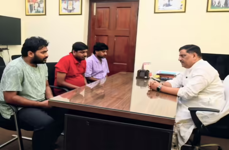 संजय झा से मिले रौशन आनंद, 20 मिनट तक हुई बातचीत; दोषियों पर कार्रवाई का मिला भरोसा