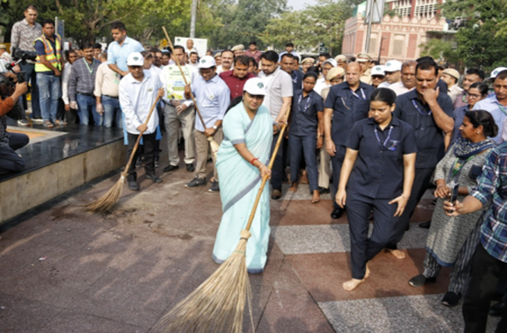दिल्ली की मुख्यमंत्री रेखा गुप्ता ने स्वच्छता अभियान में भाग लेकर स्वच्छ भारत की दिशा में बड़ा कदम उठाया