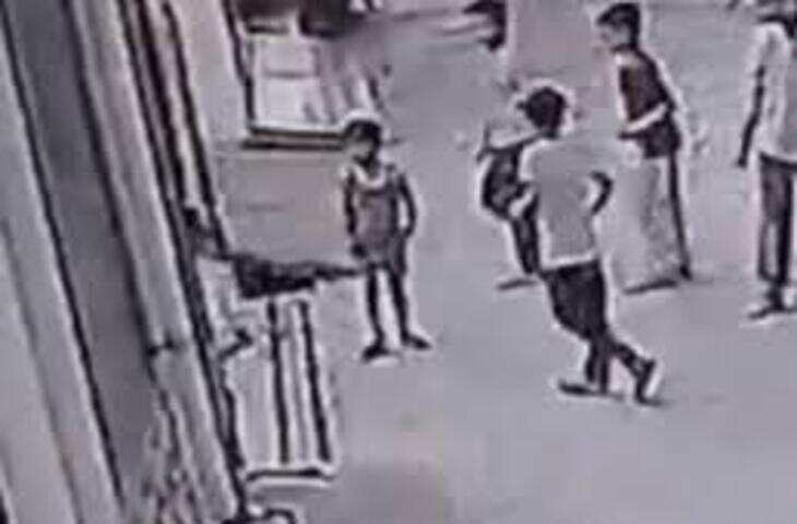 खेलते समय हुआ दर्दनाक हादसा, ठेले और दीवार के बीच फंसने से मासूम की मौत, वीडियो देख कांप जाएगी रूह&nbsp;