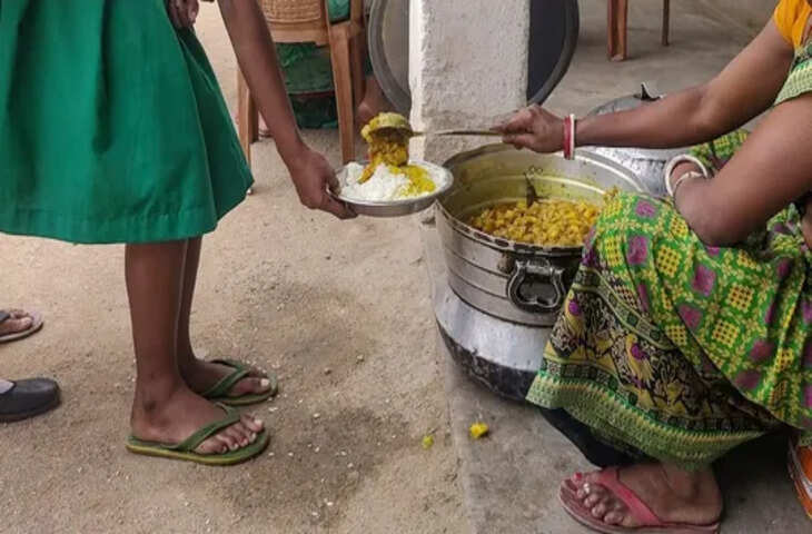 मिड डे मील बना रही महिला का यौन उत्पीड़न, हेडमास्टर ने 'प्राइवेट पार्ट दिखा सेक्स की डिमांड' की