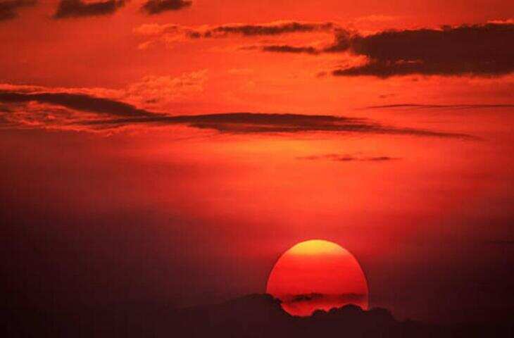 जानें सूर्यास्त के बाद किए जाने वाले 5 गलत काम, जो घर में खुशहाली और धन को कर सकते हैं प्रभावित