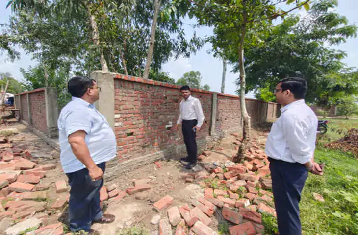 लखीमपुर में बाउंड्रीवाल निर्माण में मिली पुरानी ईंटें, CDO की छापेमारी से मचा हड़कंप; इंजीनियर और पंचायत अधिकारी को आरोप पत्र