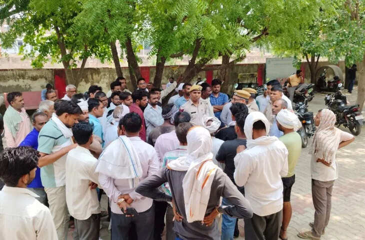 दौसा में शव लेकर एसडीएम कार्यालय पहुंचे परिजन, रास्ता खुलवाने की मांग को लेकर प्रदर्शन