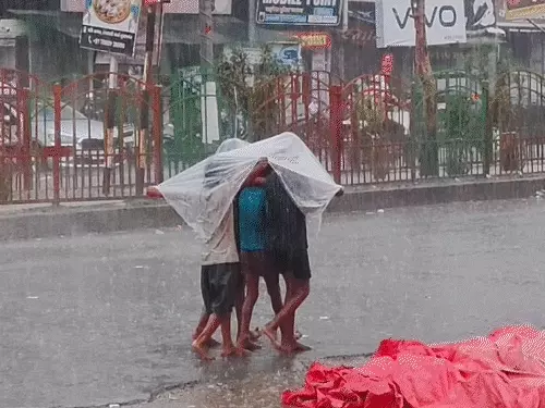 यूपी में मानसून का कहर, 20 जिलों में बारिश से जनजीवन प्रभावित; मथुरा में अंडरपास डूबा, सड़कें बनीं नदियां