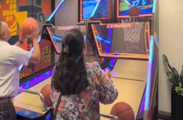 मम्मी-डैडी को लेकर गूगल ऑफिस पहुंची ये लड़की, दिल छू लेने वाला ये Video हो रहा वायरल