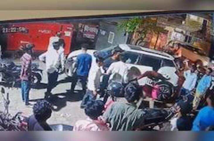 गोरखपुर में कपल से मारपीट और मोबाइल लूट के आरोपी पुलिस के सामने गिड़गिड़ाए, बोले- &lsquo;साहब गलती हो गई, दोबारा नहीं करेंगे&rsquo;