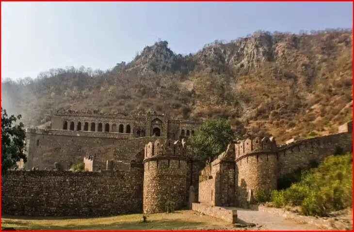 राजस्थान का वो गाँव जिसे सरकार भी मानती है भूतिया! 1 मिनट के वीडियो में देखें भानगढ़ किले की कहानी
