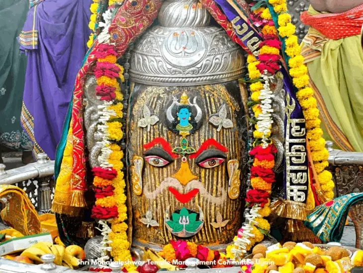Mahakal Bhasma Aarti: भस्म आरती में राजा स्वरूप में सजे बाबा महाकाल, रजत मुकुट और चांदी की मुंडमाल से हुआ दिव्य श्रृंगार
