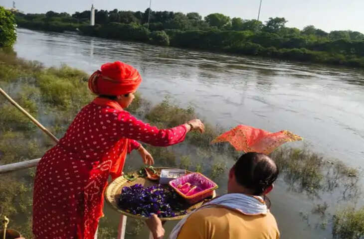 मां गोमती के उग्र रूप को शांत करने की प्रार्थना, लखनऊ में उफनती नदी के बीच मनकामेश्वर घाट पर विशेष पूजा