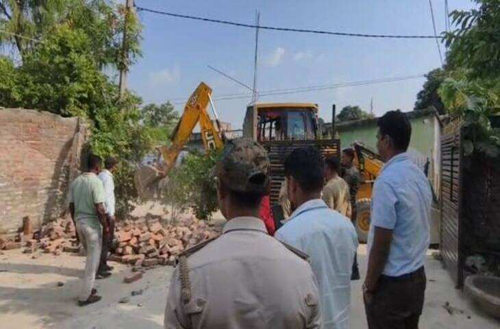 समस्तीपुर में नाबालिग से बदसलूकी के मुख्य आरोपी के घर चला बुलडोजर, फुटेज में देंखे सरकारी जमीन से हटाया अतिक्रमण