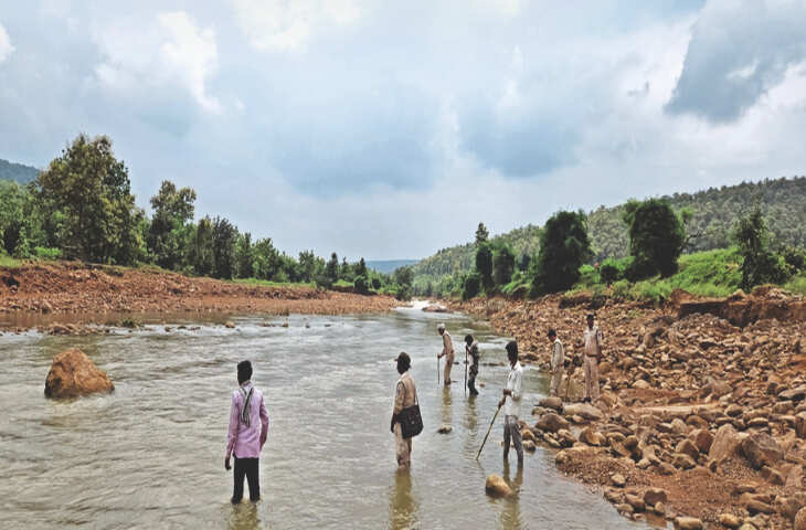 बारिश में नदी की चाल में हीरे तलाशने पहुंचे 5 हजार लोग, वन विभाग ने की कार्रवाई