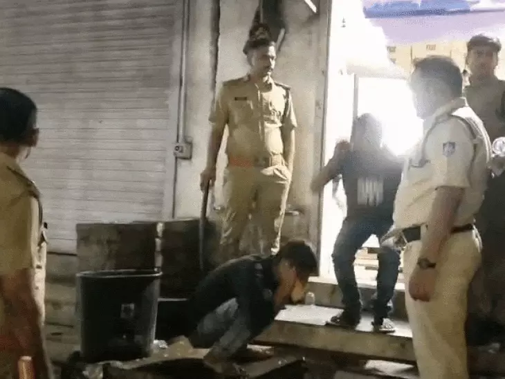 जबलपुर में अवैध शराब के खिलाफ पुलिस की बड़ी कार्रवाई, रांझी में 120 से ज्यादा केस दर्ज; शराबियों से कराई उठक-बैठक
