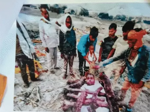 मऊ में हत्या की सजा से बचने के लिए युवक ने रची मौत की साजिश, बकरे को चिता पर लिटाया और AI से बनाई तस्वीर