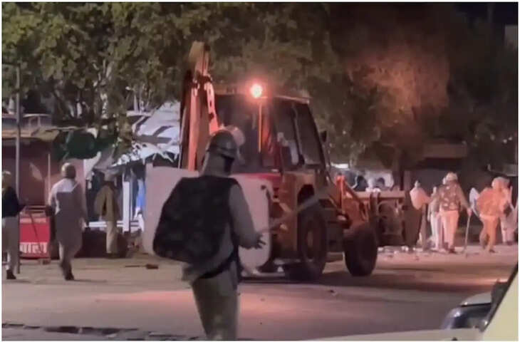 जयपुर के चौमूं में तनाव, मस्जिद के बाहर रेलिंग को लेकर विवाद के बाद पुलिस पर हमला 6 जवान घायल, इंटरनेट बंद