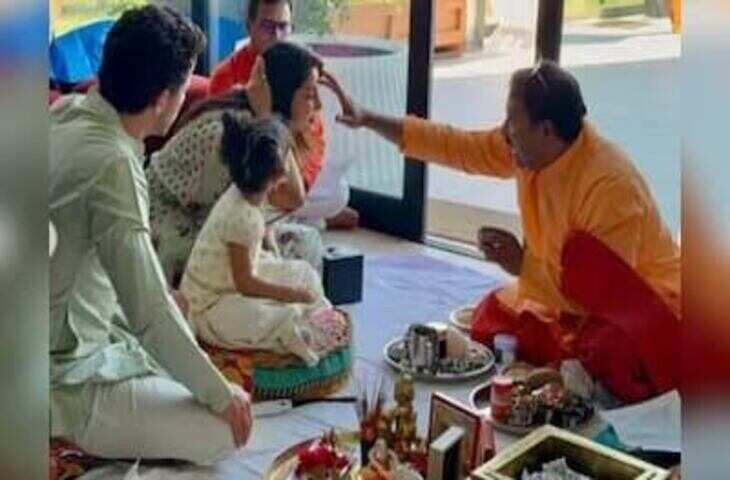  प्रियंका चोपड़ा ने पति निक और बेटी मालती के साथ मनाया दशहरा, शेयर कीं पूजा की तस्वीरें; लिखा- मां दुर्गा की शक्ति हमेशा साथ रहे