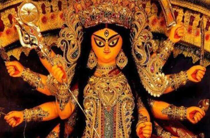 शारदीय नवरात्रि मां दुर्गा की आराधना का पावन पर्व है। इन नौ दिनों में भक्त माता रानी के नौ स्वरूपों की पूजा करते हैं और व्रत रखकर परिवार की सुख-समृद्धि, शांति और खुशहाली की कामना करते हैं। धार्मिक मान्यता है कि नवरात्रि में श्रद्धापूर्वक मां दुर्गा की व्रत कथा पढ़ने और सुनने से मन को शांति मिलती है तथा भक्तों को कठिनाइयों का सामना करने की प्रेरणा मिलती है।  श्री दुर्गा नवरात्रि व्रत कथा पौराणिक कथा के अनुसार, प्राचीन समय में एक राजा अपनी प्रजा के साथ सुखपूर्वक जीवन व्यतीत करता था। एक दिन उसके राज्य में अनेक प्रकार की परेशानियां आने लगीं। राजा ने अपनी समस्याओं के समाधान के लिए विद्वानों और ऋषि-मुनियों से सलाह ली। उन्होंने राजा को मां दुर्गा की आराधना करने और नवरात्रि का व्रत रखने का सुझाव दिया।राजा ने पूरे श्रद्धा भाव से नवरात्रि में मां दुर्गा की पूजा की। उन्होंने नौ दिनों तक माता के अलग-अलग स्वरूपों का ध्यान किया, व्रत रखा और जरूरतमंदों की सहायता की। धार्मिक कथा के अनुसार, मां दुर्गा की कृपा से राजा को कठिन परिस्थितियों का सामना करने की शक्ति मिली और राज्य में सुख-शांति लौट आई।  इसी प्रकार एक अन्य पौराणिक प्रसंग में महिषासुर नामक असुर ने अपनी शक्ति के घमंड में देवताओं और ऋषियों को परेशान करना शुरू कर दिया था। तब देवताओं की प्रार्थना पर मां दुर्गा ने महिषासुर का संहार किया और संसार को उसके अत्याचारों से मुक्त कराया। इस कारण मां दुर्गा को महिषासुर मर्दिनी भी कहा जाता है।मां दुर्गा की यह कथा बुराई पर अच्छाई की जीत और अधर्म पर धर्म की विजय का संदेश देती है। नवरात्रि के दौरान भक्त माता की पूजा करके अपने भीतर साहस, धैर्य और सकारात्मकता बनाए रखने की प्रार्थना करते हैं।  नवरात्रि व्रत कथा पढ़ने की विधि नवरात्रि में सुबह स्नान करके स्वच्छ वस्त्र पहनें। पूजा स्थल की सफाई कर मां दुर्गा के सामने दीपक जलाएं और पुष्प अर्पित करें। इसके बाद माता का ध्यान करते हुए व्रत कथा पढ़ें या सुनें। अंत में मां दुर्गा की आरती करें और परिवार की सुख-शांति के लिए प्रार्थना करें।व्रत अपनी श्रद्धा, स्वास्थ्य और सामर्थ्य के अनुसार रखें। धार्मिक परंपरा के अनुसार अष्टमी या नवमी के दिन कन्या पूजन भी किया जाता है।  मां दुर्गा से करें यह प्रार्थना हे मां दुर्गा! हमारे जीवन से भय, दुख और निराशा दूर करें। हमें सत्य के मार्ग पर चलने, अच्छे कर्म करने और कठिन परिस्थितियों का साहस से सामना करने की शक्ति दें। हमारे परिवार में सुख, शांति और सद्भाव बनाए रखें। सभी पर अपनी कृपा बनाए रखें।