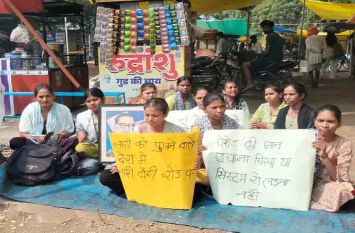 बड़वानी में नर्सिंग छात्राओं का आंदोलन 11वें दिन भी जारी, छात्रवृत्ति-फीस और अंकसूची को लेकर धरना