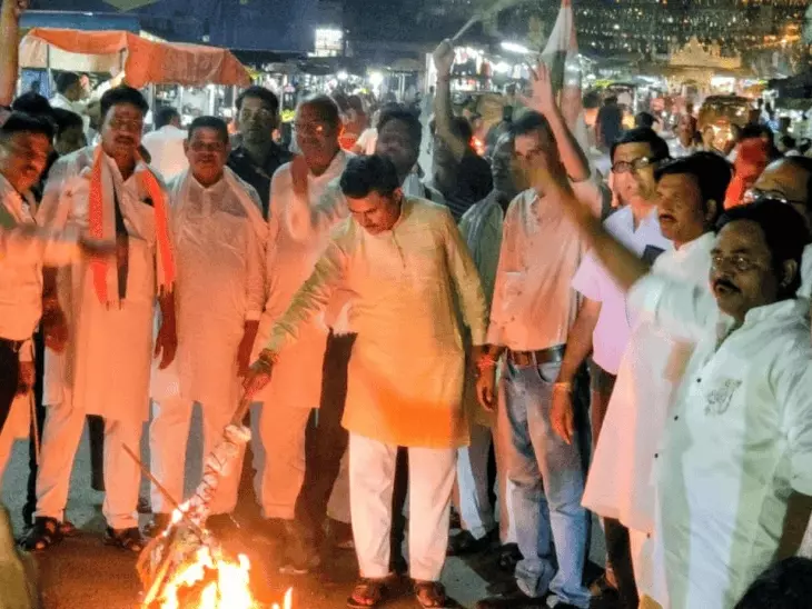 राहुल गांधी के खिलाफ FIR का दतिया में विरोध, कांग्रेस ने प्रदर्शन कर उत्तराखंड CM पुष्कर धामी का पुतला फूंका