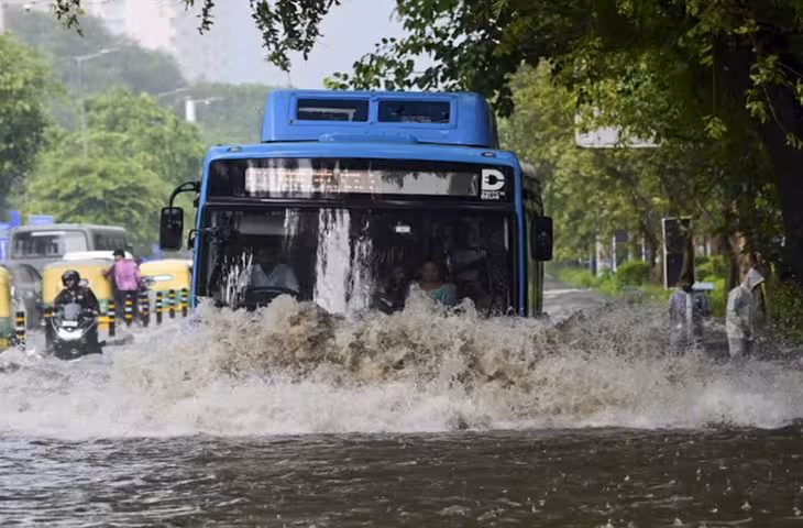 दिल्ली-NCR में भारी बारिश से हाहाकार, सड़कों पर जलभराव से लगा लंबा जाम, उड़ानों पर भी असर