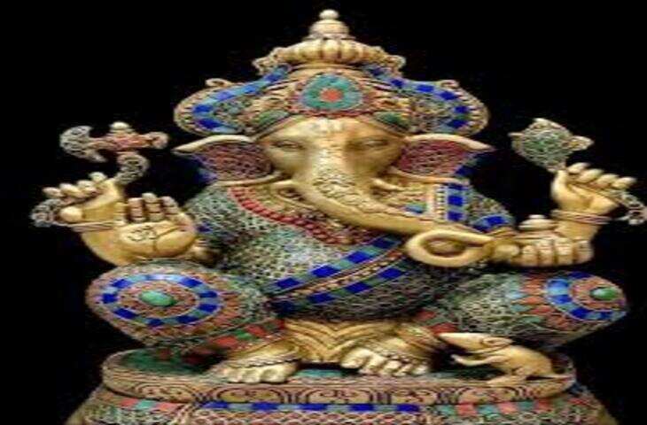 श्री गणेशाष्टकम् भगवान गणेश को समर्पित एक पवित्र स्तोत्र है। धार्मिक मान्यताओं के अनुसार, भगवान गणेश की आराधना और गणेशाष्टकम् का पाठ करने से जीवन में आने वाली बाधाओं को दूर करने तथा शुभता और सकारात्मकता प्राप्त करने की कामना की जाती है। किसी भी शुभ कार्य से पहले भगवान गणेश का स्मरण करने की परंपरा है।  श्री गणेशाष्टकम् का पाठ  एकदन्तं महाकायं तप्तकाञ्चनसन्निभम्। लम्बोदरं विशालाक्षं वन्देऽहं गणनायकम्॥  विघ्नेश्वराय वरदाय सुरप्रियाय लम्बोदराय सकलाय जगद्धिताय। नागाननाय श्रुतियज्ञविभूषिताय गौरीसुताय गणनाथ नमो नमस्ते॥  भक्तार्तिहन्त्रे परितोषदात्रे सर्वार्थदात्रे च शुभप्रदात्रे। अज्ञानतिमिरप्रशमाय तुभ्यं गणाधिपाय प्रणताः स्मरामः॥  गणेशाष्टकम् का श्रद्धापूर्वक पाठ विशेष रूप से बुधवार, गणेश चतुर्थी या किसी भी शुभ अवसर पर किया जा सकता है। पूजा के दौरान भगवान गणेश को दूर्वा, मोदक और पुष्प अर्पित कर उनका ध्यान करने की धार्मिक परंपरा है।  मान्यता है कि सच्ची श्रद्धा और भक्ति के साथ भगवान गणेश का स्मरण करने से मन को शांति मिलती है और शुभ कार्यों के लिए सकारात्मक वातावरण बनता है।