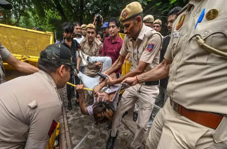 महिलाओं-बच्चों पर पुलिस की लाठी? सड़क की बदहाली के खिलाफ धरने का वीडियो वायरल