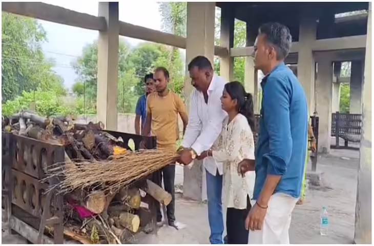 बुरहानपुर में पीछे छूटी परंपरा, बेटियों ने पिता की अर्थी को कंधा देकर निभाया फर्ज