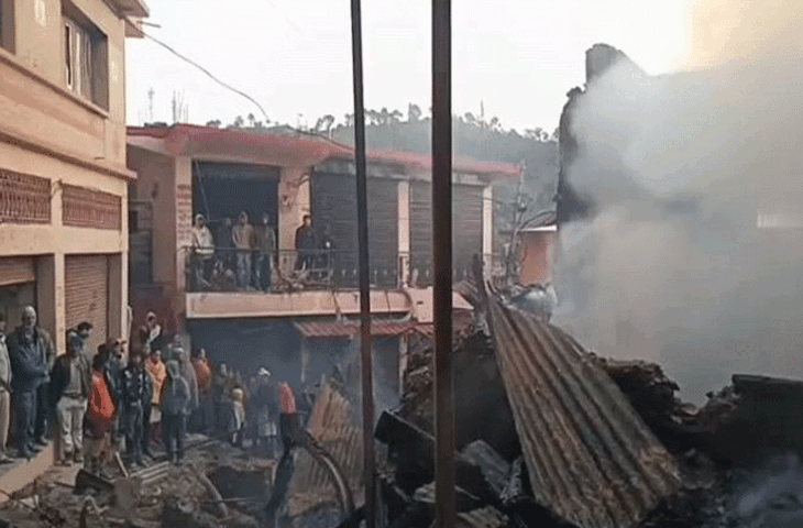 सोलन के अर्की बाजार में आग का तांडव: एक के बाद एक फाटे गैस सिलेंडर,&nbsp;6 मकान जलकर राख 8 साल की मासूम की मौत&nbsp;