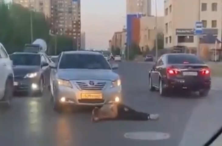 बीच सड़क पर स्टंट करना युवक को पड़ा भारी, वीडियो में देखें सामने से आई कार तो हुआ क्या हाल