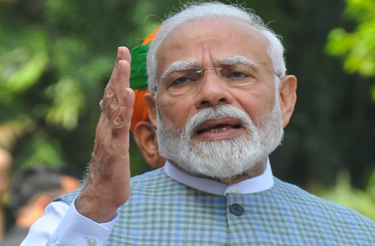 पुराने से नए संसद भवन में शिफ्ट होने से पहले मंगलवार को सुबह 11 बजे सेंट्रल हॉल में एक समारोह होगा, जिसके डेढ़ घंटे तक चलने की संभावना है।  सूत्रों के मुताबिक इस समारोह में प्रधानमंत्री नरेंद्र मोदी, उपराष्ट्रपति एवं राज्यसभा के सभापति जगदीप धनखड़, लोकसभा अध्यक्ष ओम बिरला, राज्यसभा में सदन के नेता पीयूष गोयल, राज्यसभा में विपक्ष के नेता मल्लिकार्जुन खड़गे, लोकसभा में कांग्रेस नेता अधीर रंजन चौधरी का भाषण हो सकता है।  सूत्रों के मुताबिक संसद में सबसे ज्यादा टर्म तक सांसद रहने वाले तीन वर्तमान सांसदों, जिसमें देश के पूर्व प्रधानमंत्री मनमोहन सिंह, पूर्व केंद्रीय मंत्री मेनका गांधी और शिबू सोरेन शामिल हैं, को भी सेंट्रल हॉल में बोलने के लिए आमंत्रित किया गया है।  आपको बता दें कि सबसे ज्यादा टर्म के लिहाज से लोकसभा में वर्तमान में सबसे वरिष्ठ सांसद मेनका गांधी हैं और राज्यसभा में सबसे वरिष्ठ पूर्व पीएम मनमोहन सिंह हैं।  वहीं, दोनों सदनों में मिलाकर सबसे ज्यादा टर्म वाले वरिष्ठ वर्तमान सांसद जेएमएम के शिबू सोरेन हैं।  इससे पहले मंगलवार को सुबह 9:30 बजे संसद के पुराने भवन में सभी सांसदों का फोटो सेशन होगा। सेंट्रल हॉल के इस कार्यक्रम के समापन के बाद विधिवत पूजा के साथ नई संसद में प्रवेश शुरू होगा। संसद के नए भवन में मंगलवार को दोपहर बाद 1:15 बजे लोकसभा की कार्यवाही शुरू होगी।  आपको बता दें कि संसद के विशेष सत्र के पहले दिन सोमवार को प्रधानमंत्री नरेंद्र मोदी ने 'संसद में आजादी के 75 सालों की संसदीय यात्रा - संविधान सभा से लेकर आज तक की उपलब्धियां, यादों अनुभव और सबक पर' चर्चा की शुरुआत की। सभी राजनीतिक दलों के महत्वपूर्ण नेताओं ने इस विषय पर चर्चा में भाग लिया।  चर्चा का समापन करते हुए लोकसभा अध्यक्ष ने सांसदों से अपील करते हुए कहा कि उन्हें विश्वास है कि नए संसद भवन में सांसद गलत परिपाटियों को छोड़कर चर्चा को उच्चस्तर पर लेकर जाएंगे और भारत के लोकतंत्र की प्रतिष्ठा को और ज्यादा बढ़ाएंगे।  इसके बाद स्पीकर ने लोकसभा की कार्यवाही को स्थगित करते हुए सदन में घोषणा की कि मंगलवार को लोकसभा की कार्यवाही नए संसद भवन में दोपहर 1:15 बजे शुरू होगी।