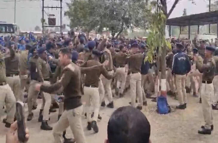 'लीलीपॉप लागेलू...', मध्य प्रदेश में सैंकड़ों पुलिसकर्मियों ने फिल्मी गाने पर किया डांस, वीडियो वायरल