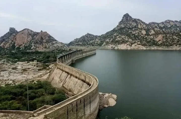 राजस्थान के सीकर जिले में स्थित जवाई बांध अब सिर्फ एक जल संसाधन स्थल नहीं बल्कि पर्यटन का नया केंद्र बनता जा रहा है। यह बांध, जो पहले मुख्य रूप से सिंचाई और जल संरक्षण के लिए जाना जाता था, आज अपनी प्राकृतिक सुंदरता, पक्षियों की विविधता और आसपास के हरे-भरे इलाकों के कारण पर्यटकों के आकर्षण का केंद्र बन चुका है।जवाई बांध, जिसे जवाई नदी पर बनाया गया है, न केवल स्थानीय किसानों के लिए जल का मुख्य स्रोत है, बल्कि यह क्षेत्रीय जल संकट को भी काफी हद तक कम करता है। बांध के निर्माण के बाद आसपास के इलाकों में कृषि में सुधार हुआ है और यहां की फसलें अधिक उपजाऊ और लाभकारी साबित हुई हैं। लेकिन समय के साथ-साथ, इसकी प्राकृतिक सुंदरता और पक्षियों की विविधता ने इसे पर्यटकों और नेचर लवर्स के लिए एक आकर्षक स्थल बना दिया है।