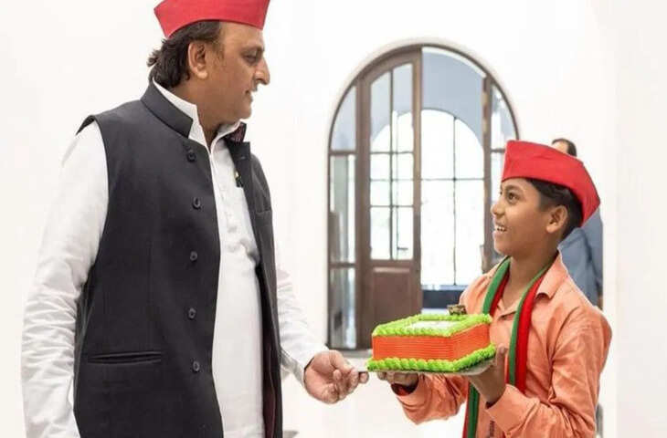 लखनऊ में सपा की अहम बैठक, अखिलेश यादव ने सोशल मीडिया इन्फ्लुएंसर्स को दिए निर्देश