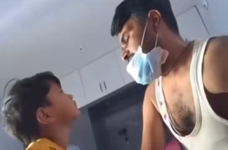 'मेरे बाद अपना ख्याल रखना...' कैंसर पीड़ित पिता और बेटे की आखिरी बातचीत का VIDEO वायरल, देखकर भर आएंगी आँखें&nbsp;